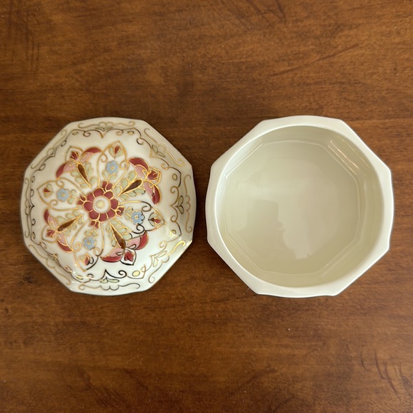 Zsilnay Hungary hand painted porcelain trinket box - Picture 3 of 5